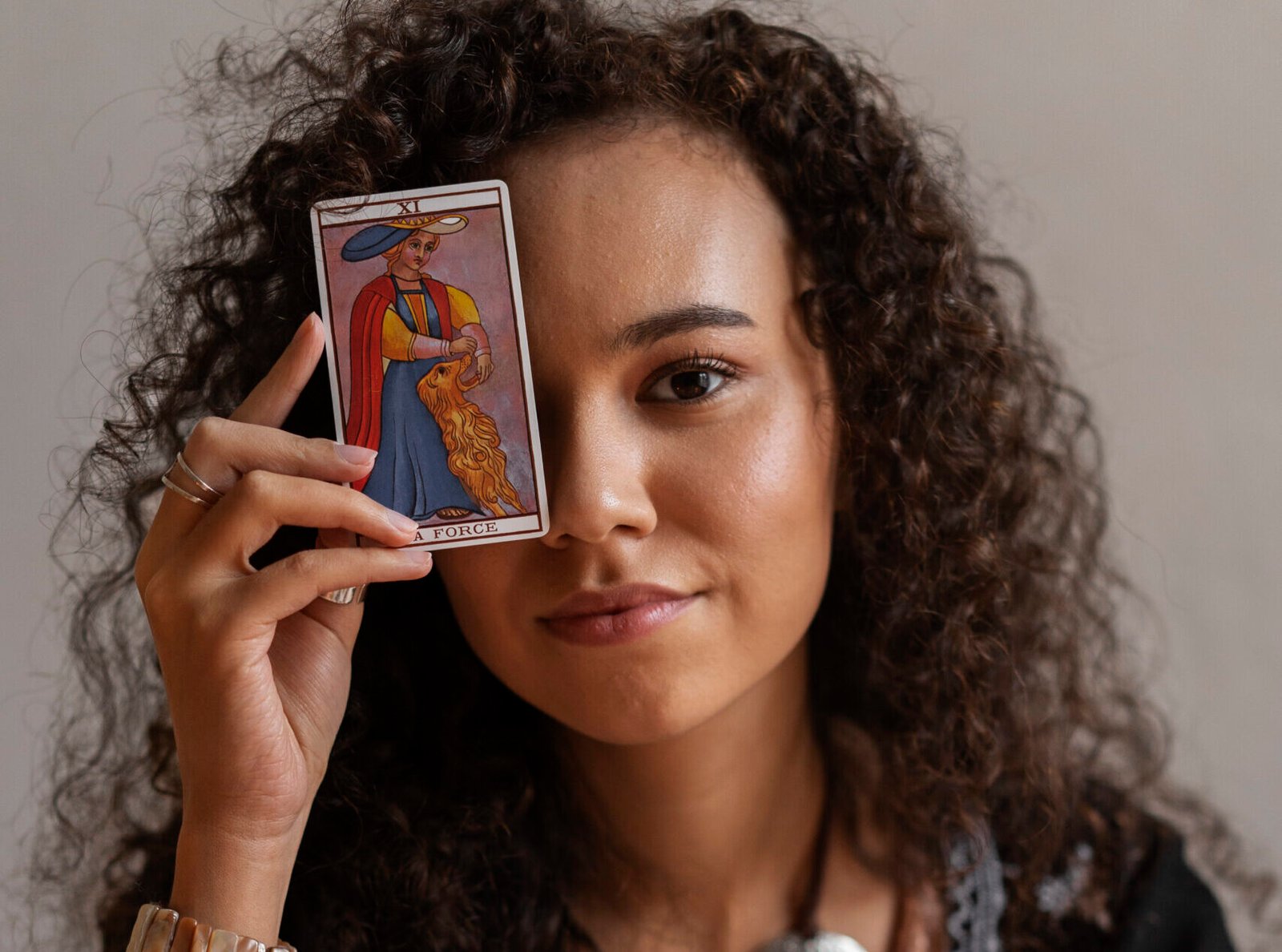 mulher segurando carta de tarot-esotteria